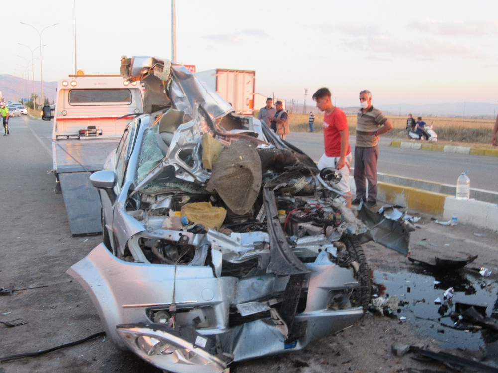Zincirleme trafik kazasında ortalık savaş alanına döndü: 4 yaralı