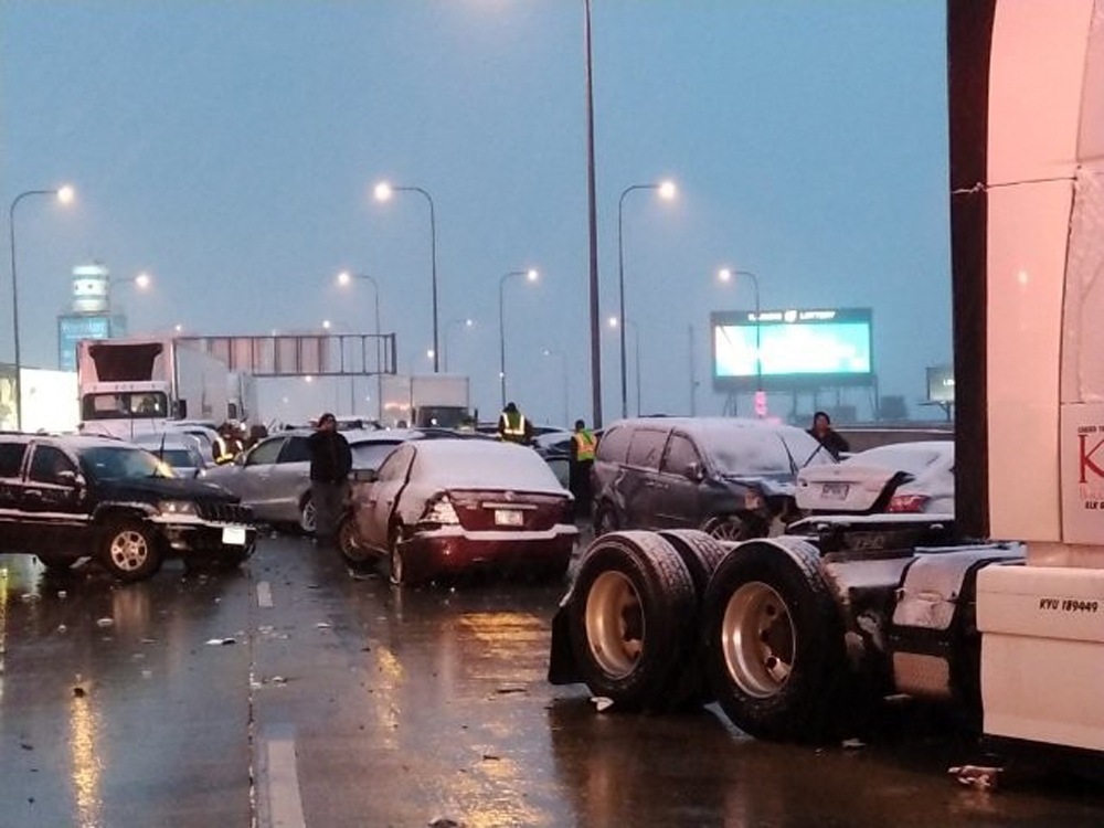 Zincirleme trafik kazasında yaklaşık 60 araç birbirine girdi