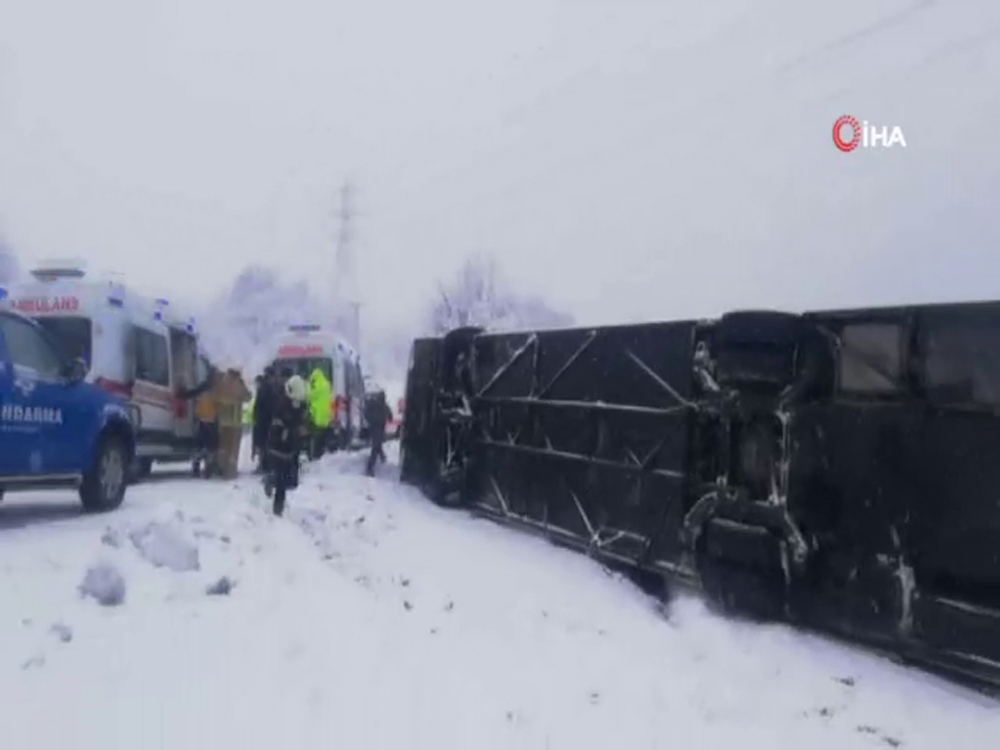 Zonguldak’ta yolcu otobüsü devrildi : 1’i bebek 16 kişi yaralandı